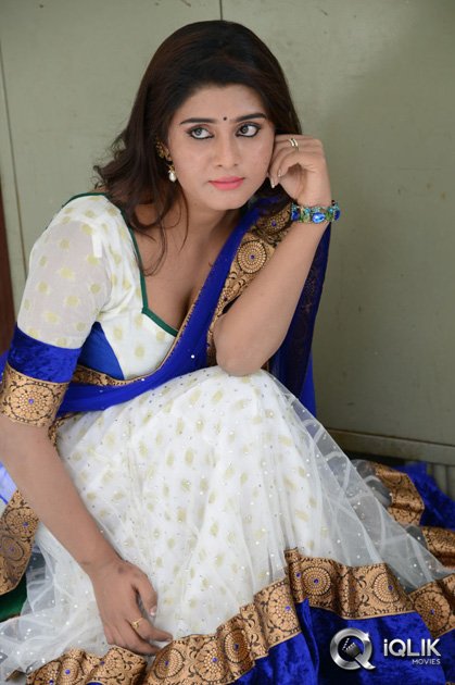 Harini-at-Pichekkistha-Movie-Press-Meet
